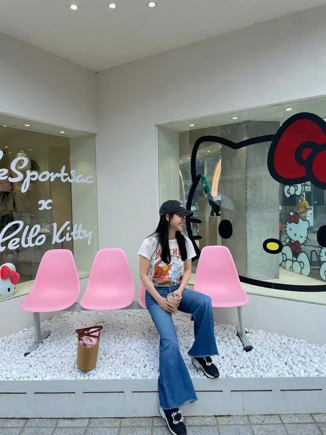 「結婚作詞 離婚作曲」シリーズの俳優パク・ジュミ、これで50代？…白Tにジーンズ姿でまるで大学生のようなビジュアル