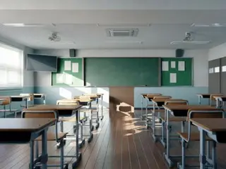 「老師，給你。」一名高中女生送給老師一些噴過殺蟲劑的橘子。 （韓國）