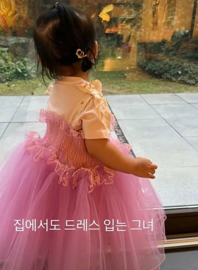 イ・ミンジョン、娘のサプライズ公開後は本人の過去の写真…「昨日でも信じるよ」2