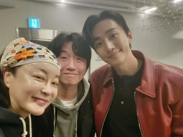 2PM成員李俊昊和金珉荷被拍到一起觀看《大風貿易公司》。 “太搞笑了，我差點笑死。”