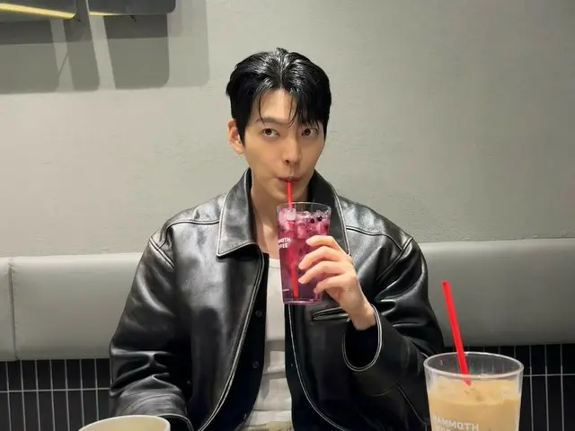 キム・ウビン、モデルのコーヒー店に登場