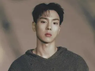 MONSTA X 的 SHOWNU 和 MINHYUK 公開了他們四年來首支美國歌曲《Baby Blue》的概念照。