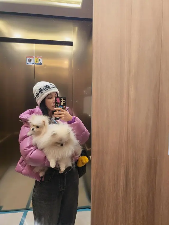 コ・ソヨン、「14億円超ペントハウス」フォトゾーンは違うね…エレベーターのootdショット大放出