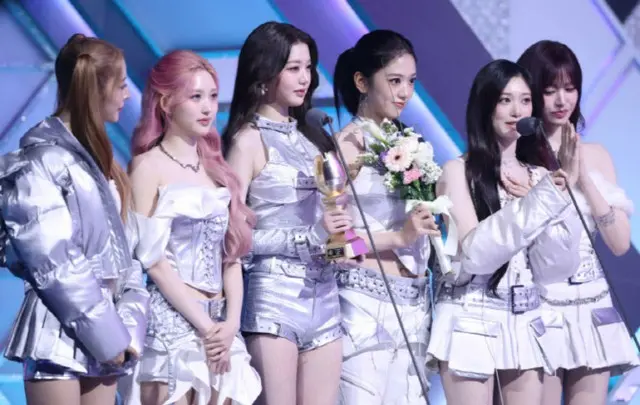 「IVE」が「2025 KGMA」）の最高栄誉賞の一つである「2025 Grand Song」のトロフィーを手にした。