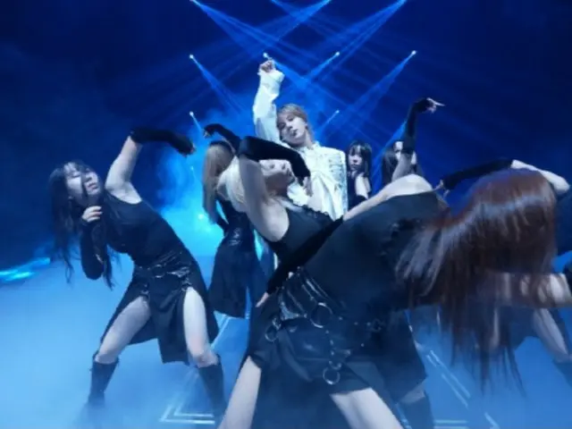 SHINee成員泰民在美國《凱莉克萊森秀》上表演了歌曲《Veil》。