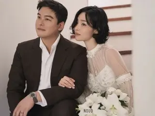 李章宇和趙慧媛公開浪漫婚紗照，婚禮定於明日（23日）舉行……兩人手牽手，營造甜蜜氛圍。