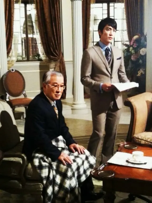 俳優ソン・スンホン、俳優故イ・スンジェさんを哀悼2