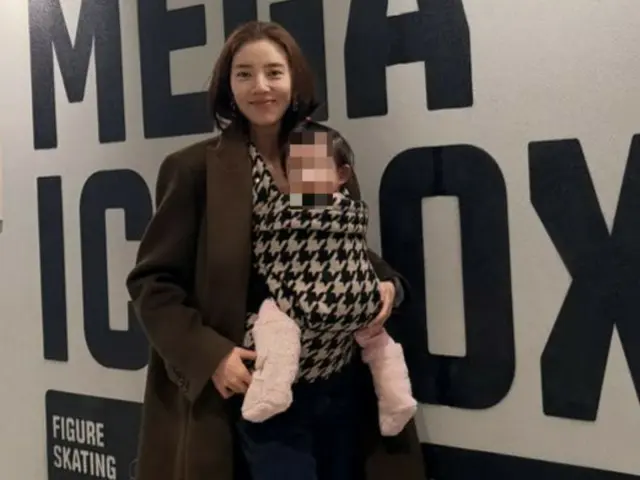Son Dambi 將嬰兒背帶變成時尚單品…「時尚媽媽」抱著她的女兒