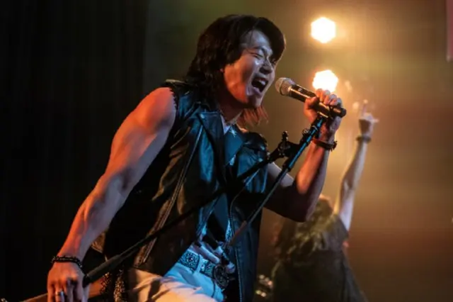 俳優クォン・サンウが長髪のロッカーに変身…コメディ映画「ハートマン」でムン・チェウォンと新年に笑いを届ける