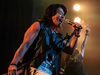 演員權相佑變身長髮搖滾歌手……與文彩元共同演出喜劇電影《心男》，為新年帶來歡笑。