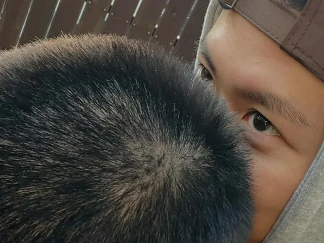 コンミョン、弟ドヨン(NCT)の入隊を応援…坊主頭にキス「ケガしないで元気で行っておいで」