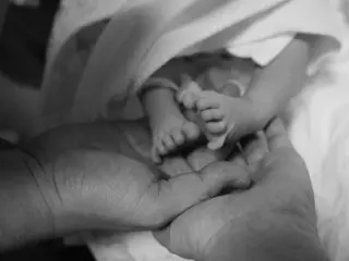 神話組合成員李珉宇榮升父親，被女兒的小腳丫感動不已…“一個小小的奇蹟”