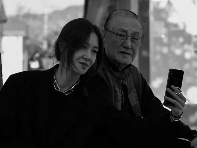 演員嚴泰雄的妻子辦完父親的葬禮後表示：“大家的評論給了我力量。”