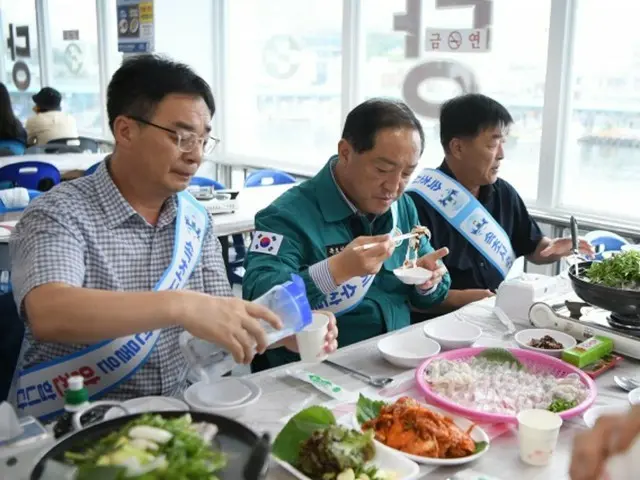 刺し身を食べる束草市長…「束草の水産物は安心して食べられる贈り物」＝韓国