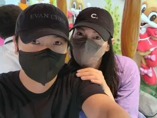 金素妍與丈夫李尚宇在遊樂園約會...他們看起來像新婚夫婦一樣性感
