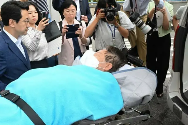 病院に移送される李在明、共に民主党代表