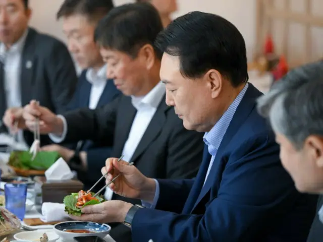 尹大統領、スリナム氏と初の首脳会談…貿易・農業協力拡大へ＝韓国