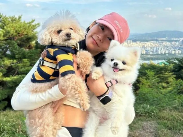 「KARA」ハン・スンヨン、登山認証ショット…子犬たちよりかわいらしい