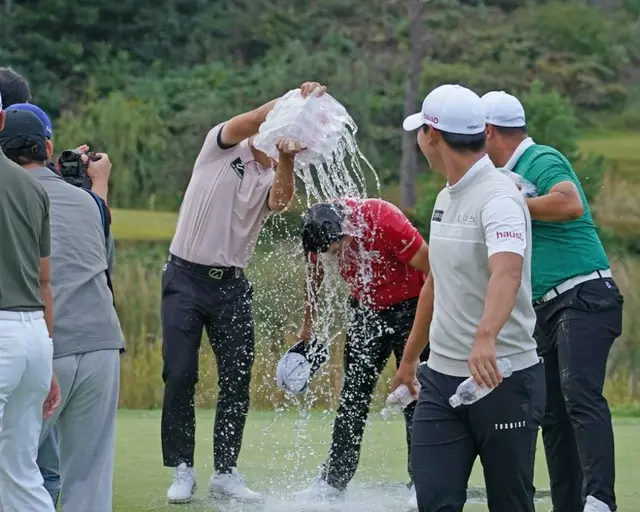 優勝したハム・ジョンウを仲間が祝福した