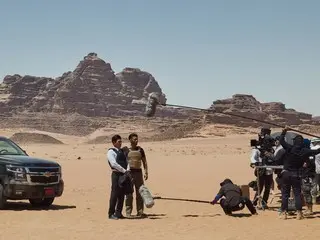 韓國首部約旦電影《救援18天》中，黃正民、玄彬等人回望嚴酷的沙漠場景的珍貴幕後花絮公開了！