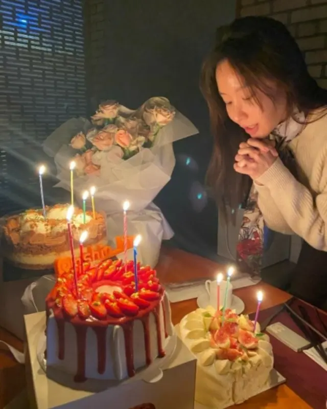 女優キム・アジュン、誕生日を迎えたアジアの美女…ものすごいケーキと花束に「みなさんのおかげ」