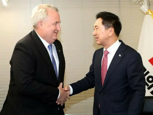 印曜翰、国民の力革新委員長（左）とキム・ギヒョン国民の力代表（右）