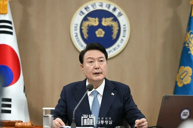 予算案施政演説の事前歓談で尹大統領と対面した李在明代表…「民生対策が必要」＝韓国