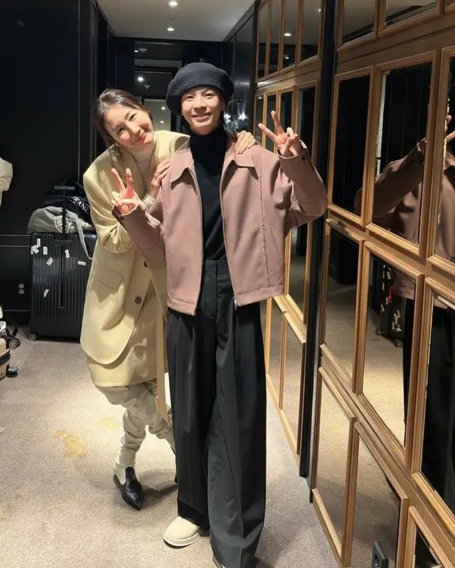 女優チェ・ジウ、映画「ニューノーマル」の出演者たちと独歩的な美しさを誇る4