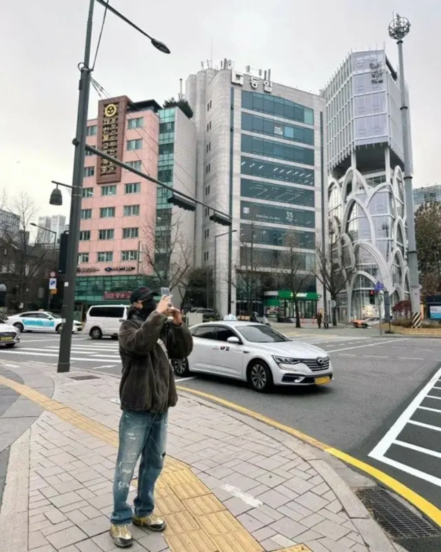 “12月中旬に入隊？”「BTS（防弾少年団）」のRM、いがぐり頭の近況ショット…ソウルの街を散策「たくさん笑おう」