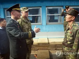 當北韓軍隊重新武裝時，聯合國部隊也在板門店聯合安全區攜帶手槍