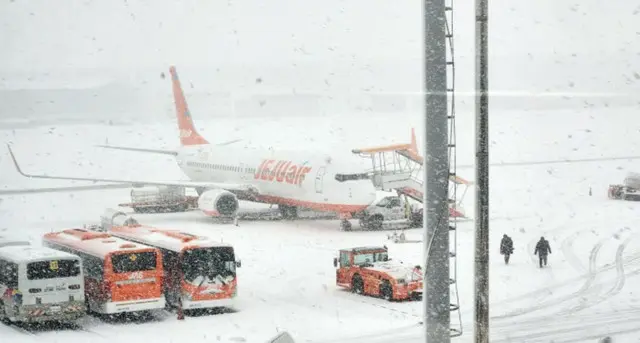 大雪で麻痺…済州空港運航再開＝韓国