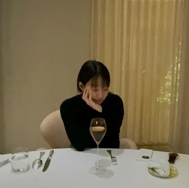 女優シン・ミナ、ワイングラスに閉じ込められてもキレイ…ナチュラル美人