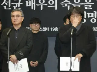 導演奉俊昊和其他文化藝術家在記者會上譴責警方，稱已故李善均是殘忍的性格殺人犯。