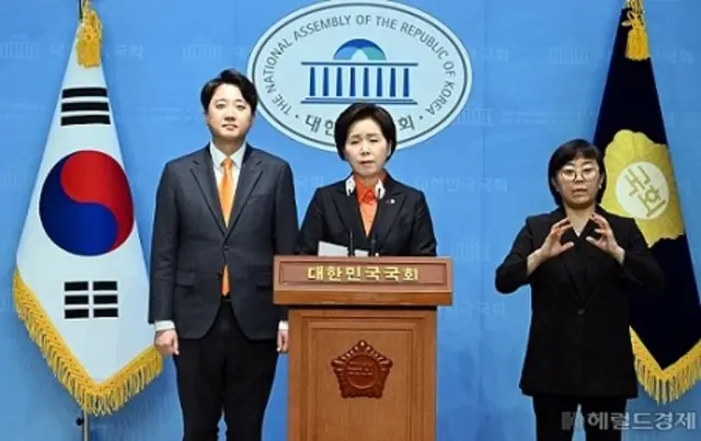李俊錫、改革新党代表（左）と梁香子、韓国の希望（中央）代表
