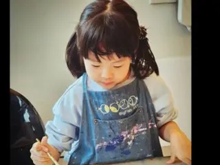 女演員蘇宥珍展示了兒童畫的梵谷 x 口袋妖怪畫作
