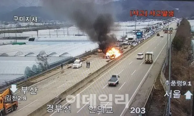 高速道路で積載物が落ちて乗用車3台事故…5人軽傷＝韓国