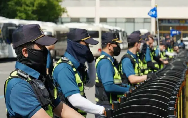 ソウル警察庁機動隊の隊員たちが違法集会対応訓練をしている様子
