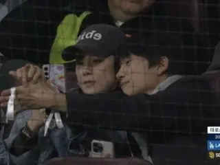 志成和李寶英夫婦被拍到約會觀看 MLB 揭幕戰......他們的“恩愛”氣氛被現場攝像機捕捉到