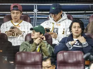 玄彬夫婦、孔劉李棟旭夫婦、宋仲基夫婦也進行了“棒球場約會”…“看MLB”