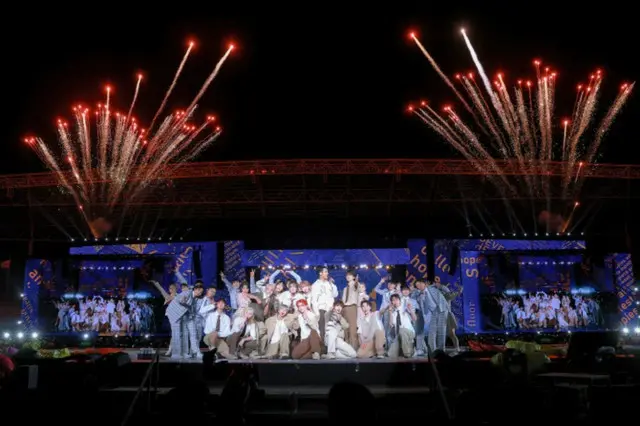 「SEVENTEEN」、仁川で5万6千のCARATとともにドローンショーまで …4月29日カムバック”サプライズ公表”