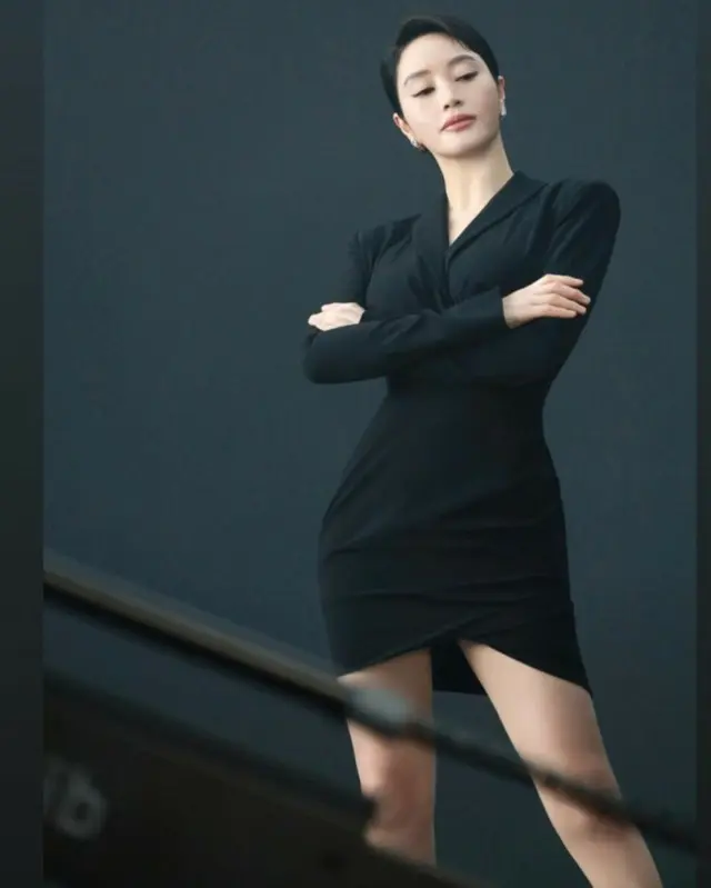 女優キム・ヘス、“50代”が信じられない完ぺきな美貌&スタイル…自己管理の「ラスボス」2