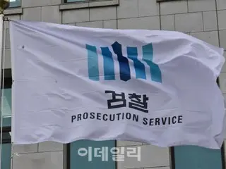 首爾高級檢察廳外牆上塗鴉「文在寅XXX」的場景