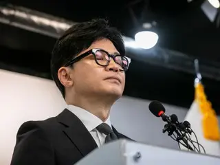 韓國國會前紛紛獻上支持前執政黨領導人的“花圈”