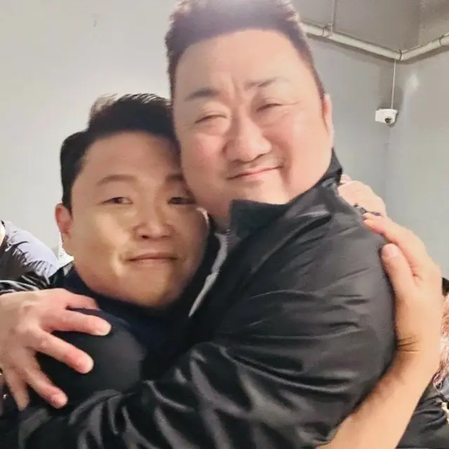 PSY、マ・ドンソクにハグされると小さく見える「怖くない怖くない」