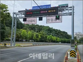 韓國仁川廣域市，5噸貨車撞上「高度限制欄」翻倒