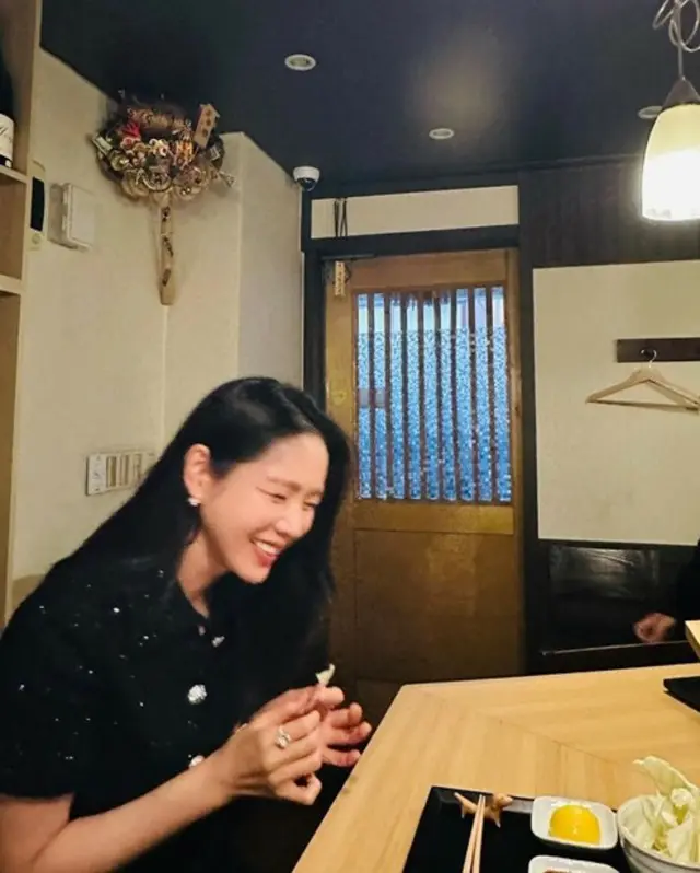 “ひょっとしたら日本での一コマ？”っ女優ソン・イェジン、おいしい食事の前でそっとほほ笑む女神…どうしてこんなに愛らしいのか？