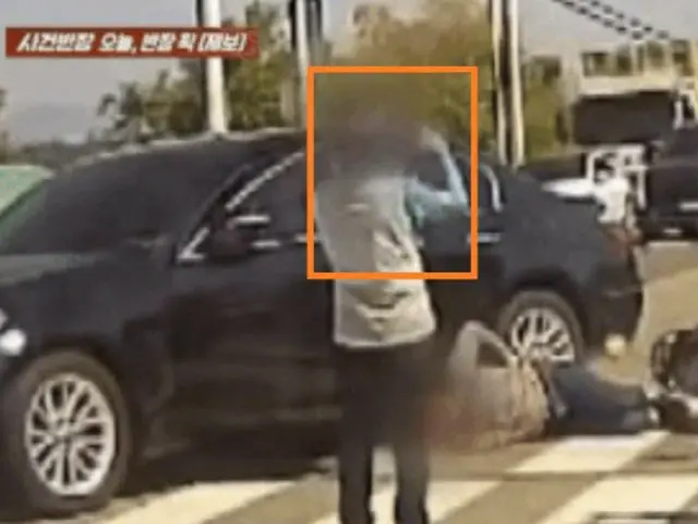 造成事故的司機在沒有提供援助的情況下給倒下的人拍照=韓國報道