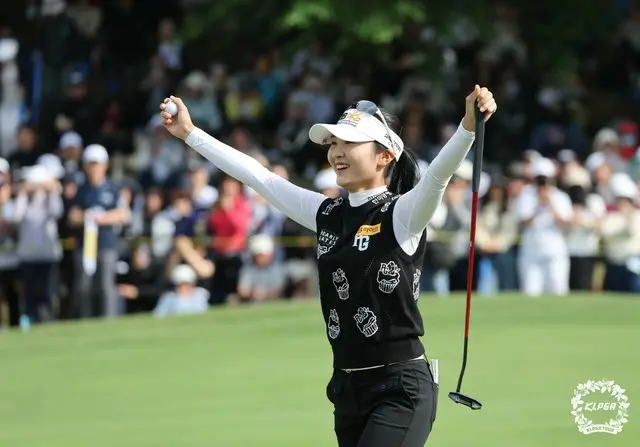 優勝が決まりガッツポーズのイ・イェウォン（写真：KLPGA）