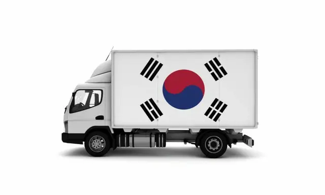6メートルコンテナを積んで「ギリギリ」…高速道路を走る過積載貨物車＝韓国