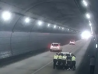 「像超人一樣」…清潔工將一輛拋錨的汽車移過隧道 800 公尺後離開—韓國